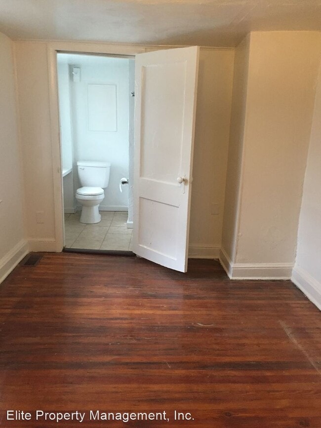 Building Photo - 4 br, 1 bath House - 325 S. Queen St.