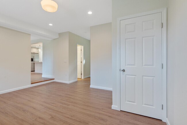 Building Photo - 905 Springdale Dr