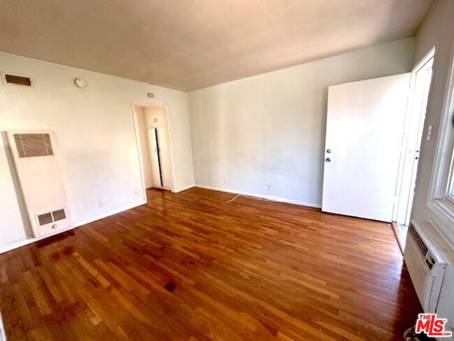 Building Photo - 4751 Oakwood Ave