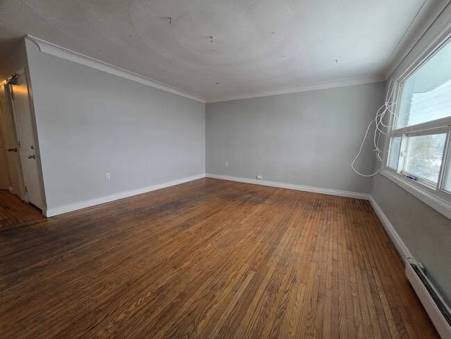 Building Photo - 672 Division St