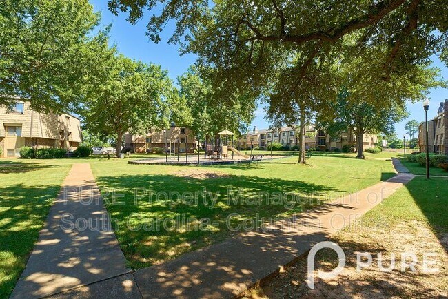 Foto del edificio - 723 Old Manor Rd