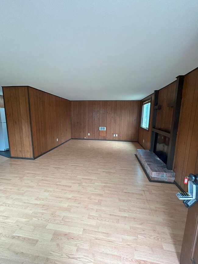 Building Photo - Coquille Living