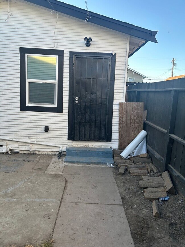 Building Photo - 1 Bedroom 1 bad home Duplex in Oakland