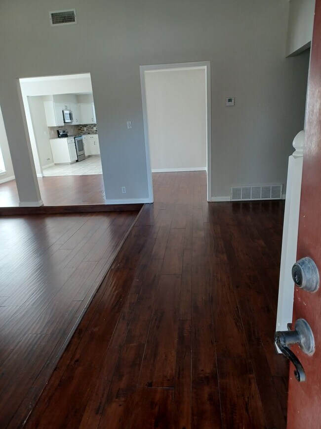 Building Photo - 2120 Oakmeadow Pl