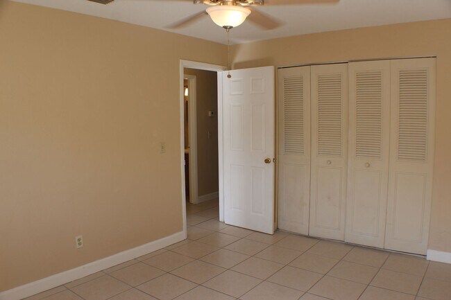 Foto del edificio - 2 bed 1 bath condo on the river.