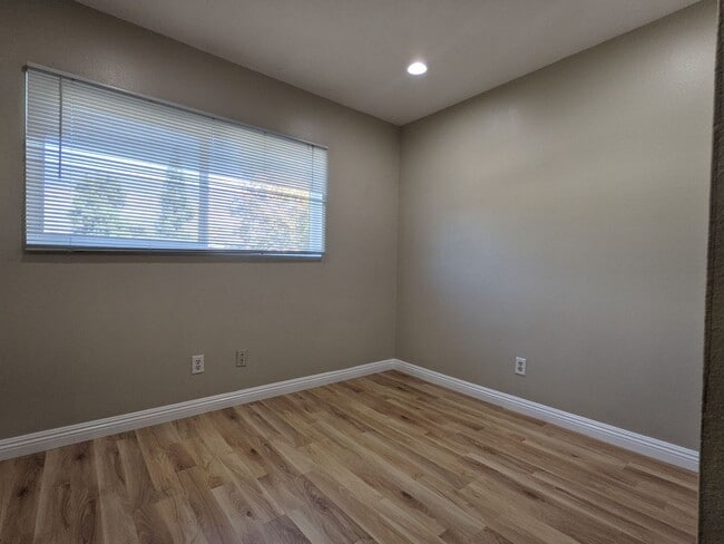 Building Photo - Large Condo in Claremont