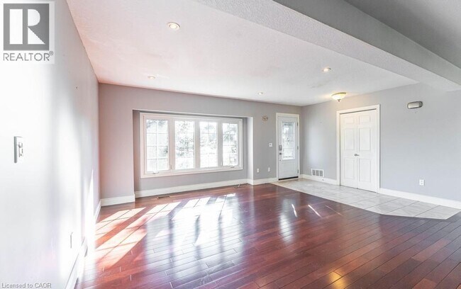 Photo du bâtiment - 9724 Twenty Rd W