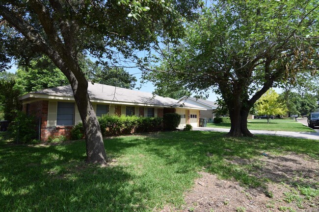 Building Photo - 3814 Rosemary Ln