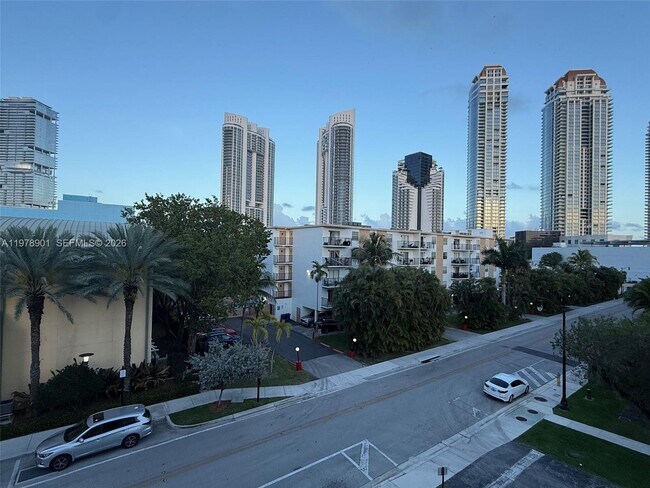 Foto del edificio - 18001 N Bay Rd