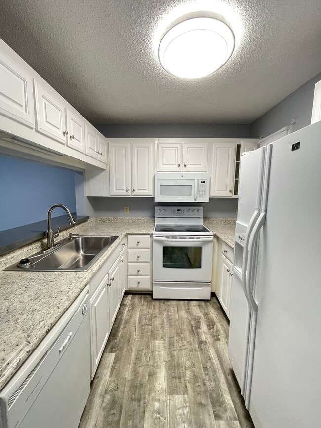 Foto del edificio - Updated, spacious 4br 2ba condo within wal...