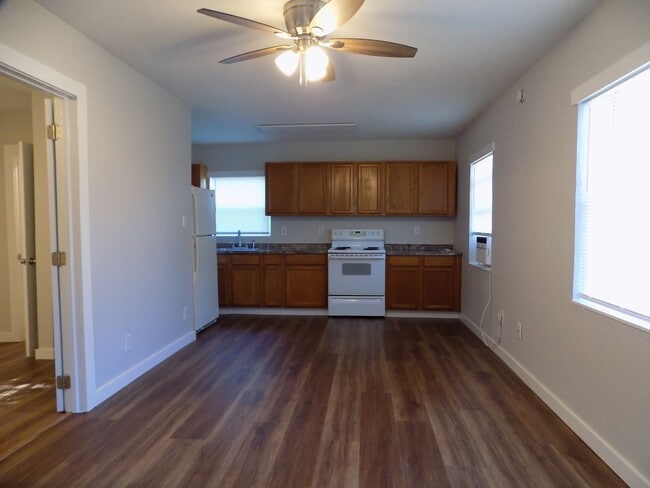 Building Photo - 699 W Osceola St