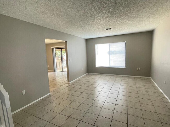 Foto del edificio - 687 Lake Dexter Cir