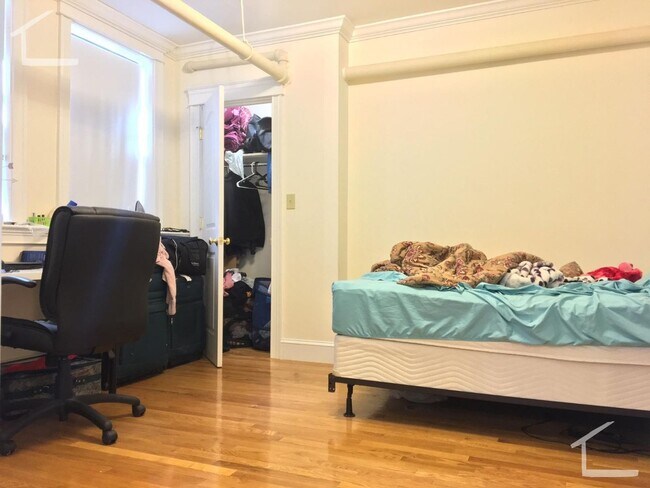 Building Photo - Nicely renovated 1 bed unit located near the Green Line.