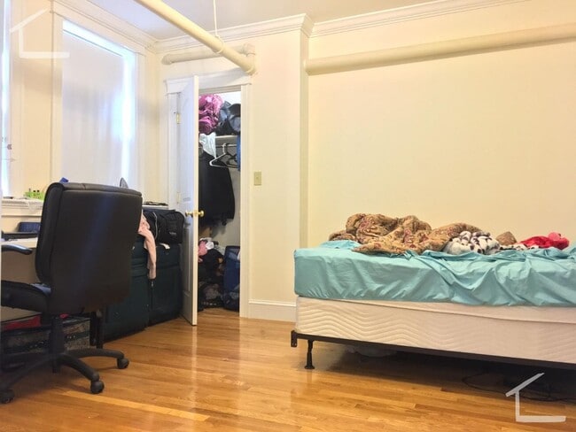 Foto del edificio - Nicely renovated 1 bed unit located near the Green Line.