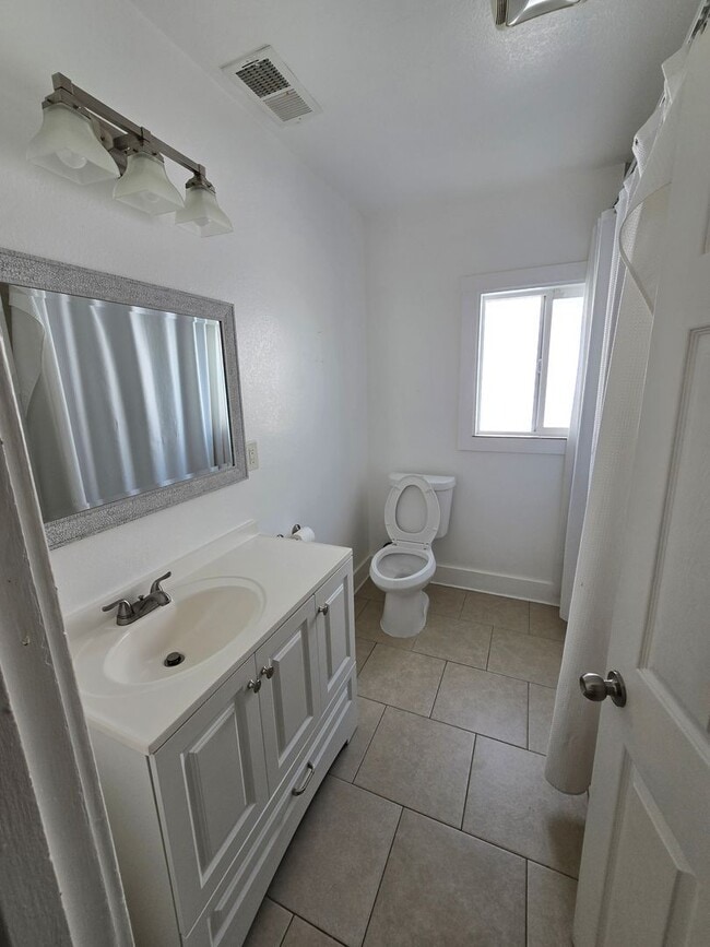 Building Photo - Upgraded Single Story Home in Oakland ....