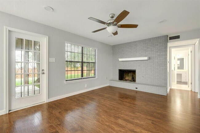 Foto del edificio - 305 Starbright Dr