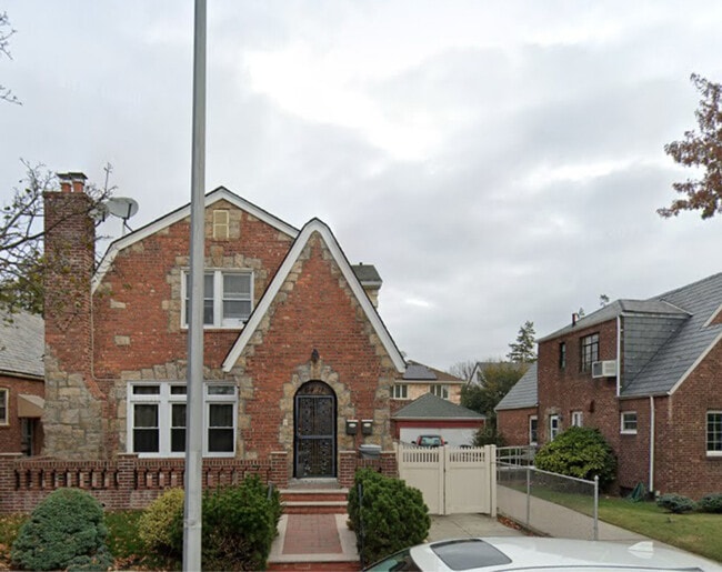 Building Photo - 64-11 Ellwell Crescent