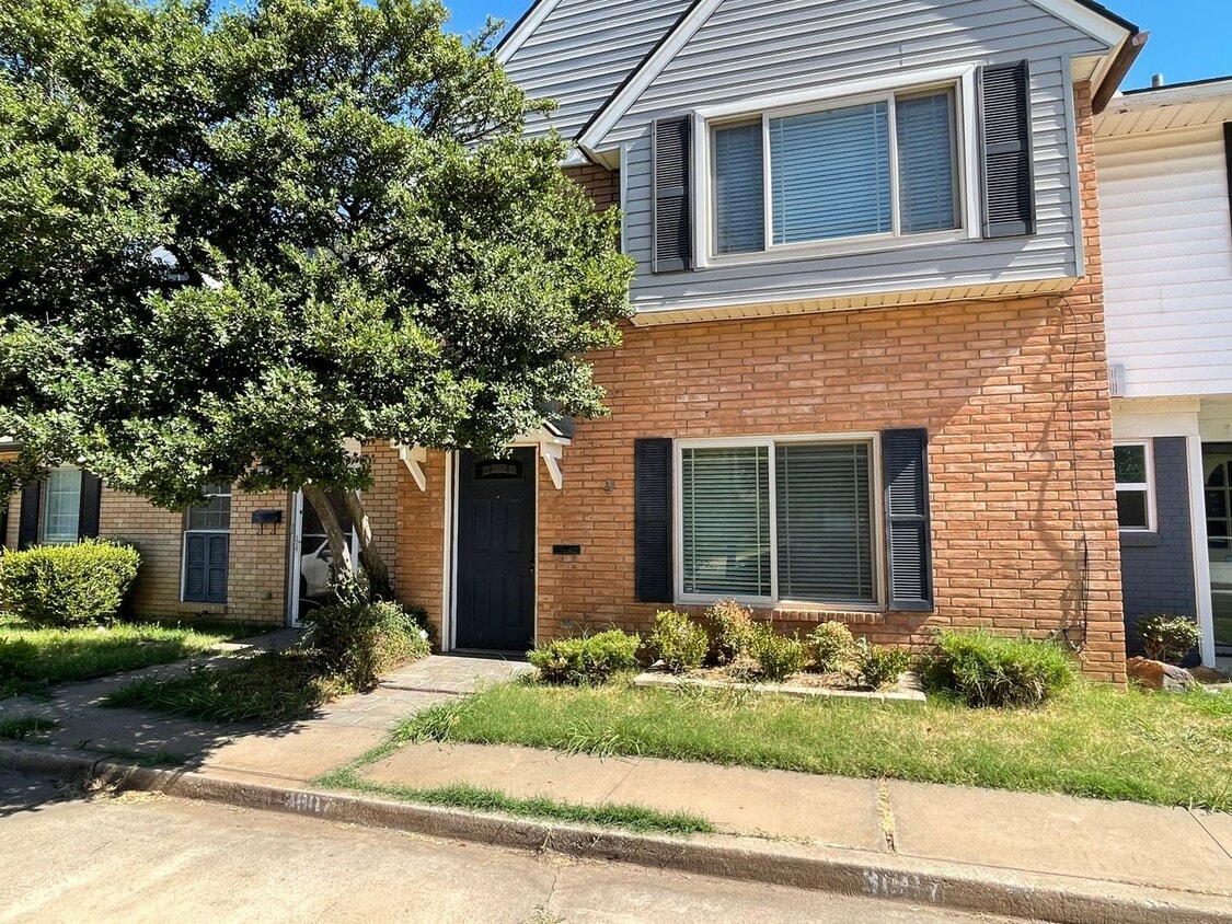 Foto principal - Cute 3 Bed 3 Bath Town Home NW OKC
