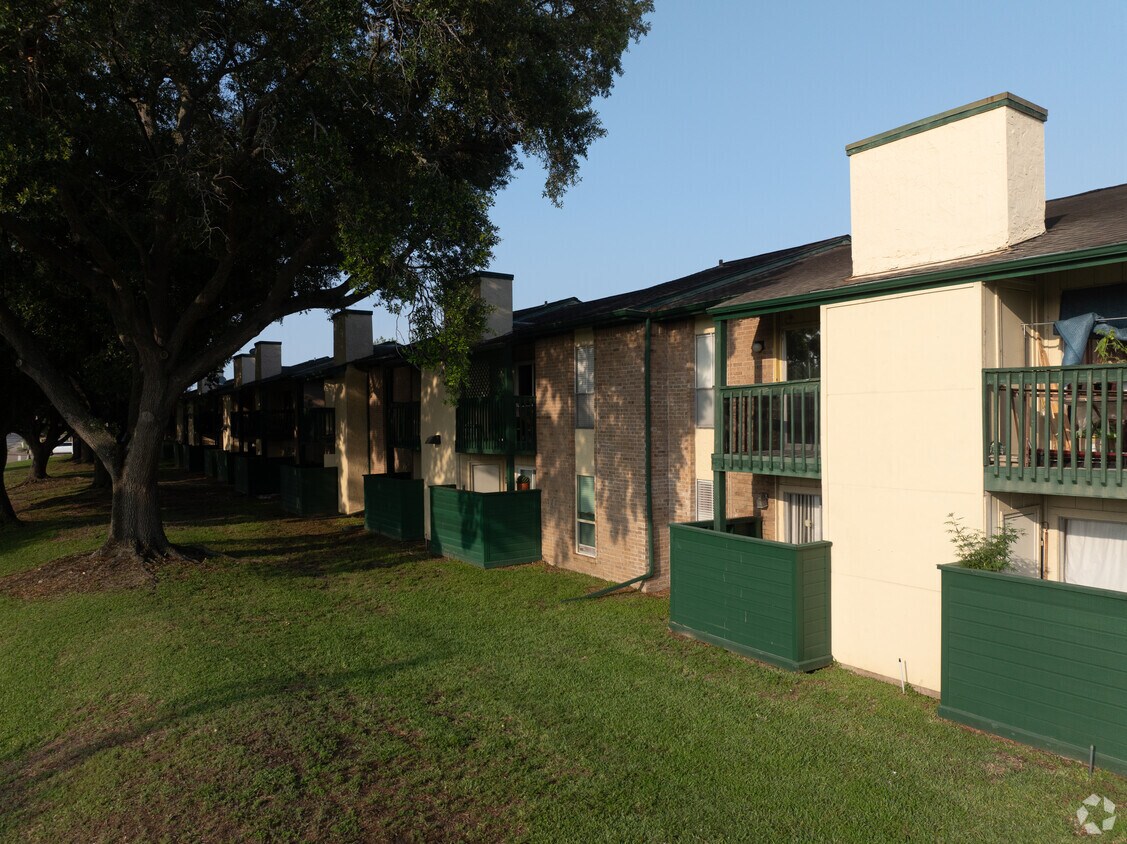 Building Photo - Baywind Condominiums