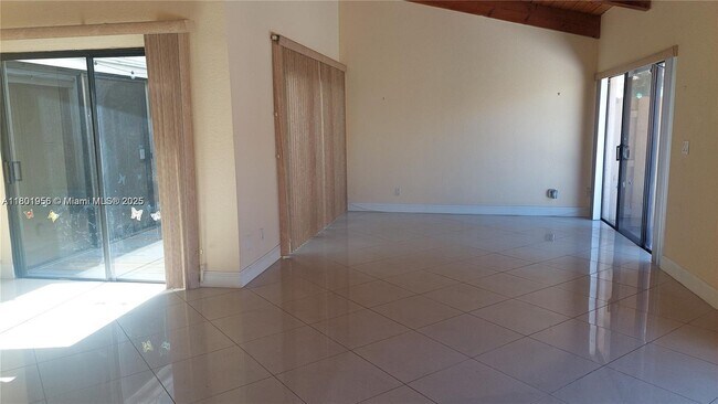 Foto del edificio - 2675 Parkview Dr S