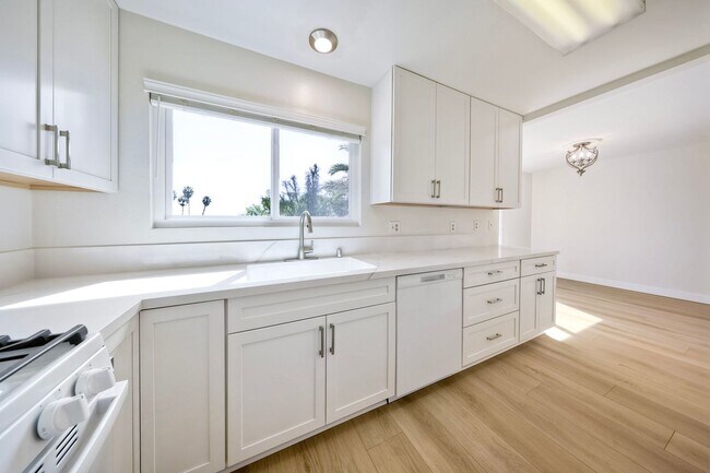 Foto del edificio - Charming 55+ Fully Remodeled 2 Br. 1 Ba. Duplex - Sunny Hills