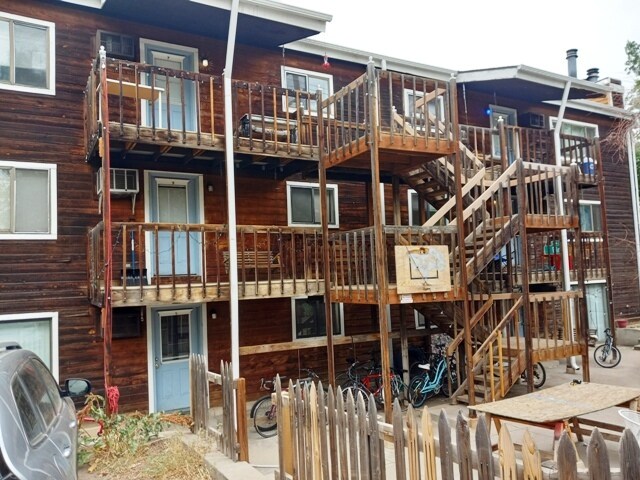 Building Photo - 828 Marine St