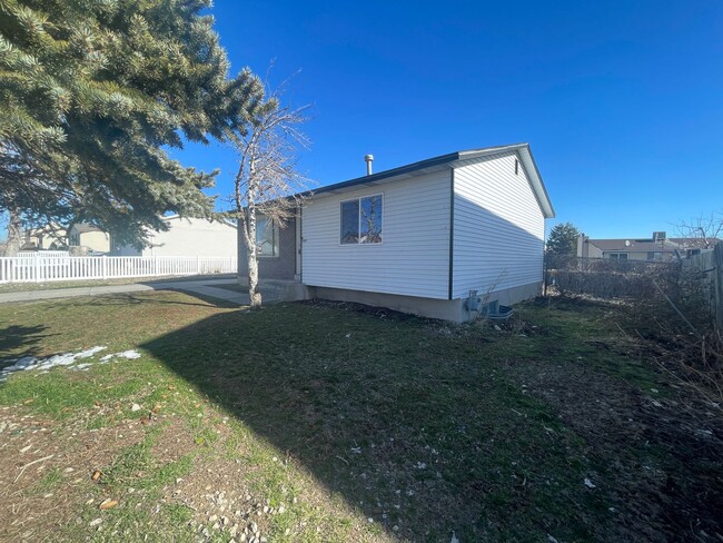 Building Photo - 5 Bed, 2 Bath Home in Kearns!