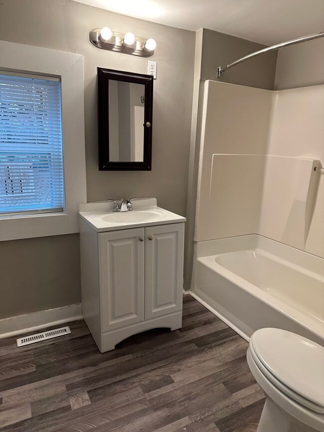 Building Photo - Newly Remodeled! 2bed 1bath