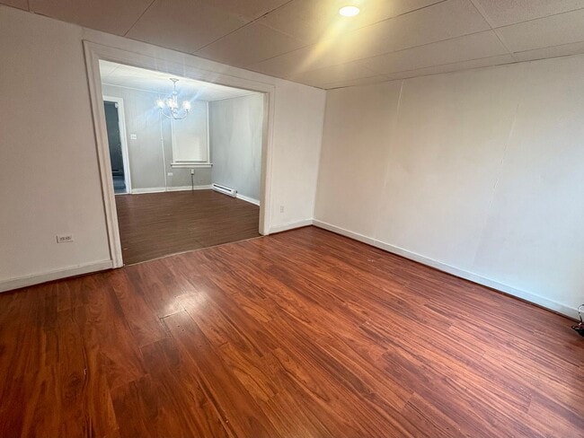 Building Photo - 2 Bedroom 1 Bathroom in Lebanon!