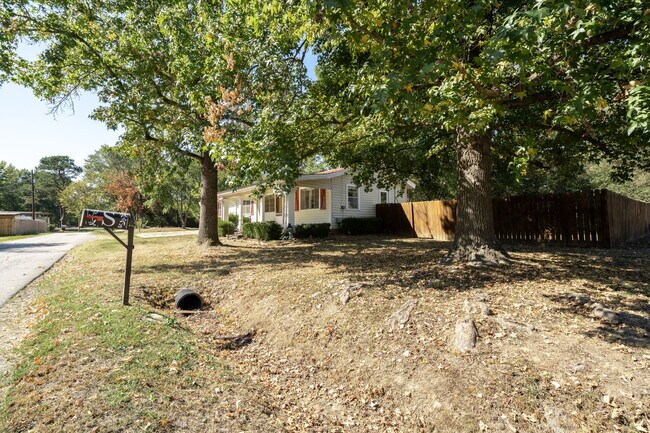 Building Photo - 531 Fern St