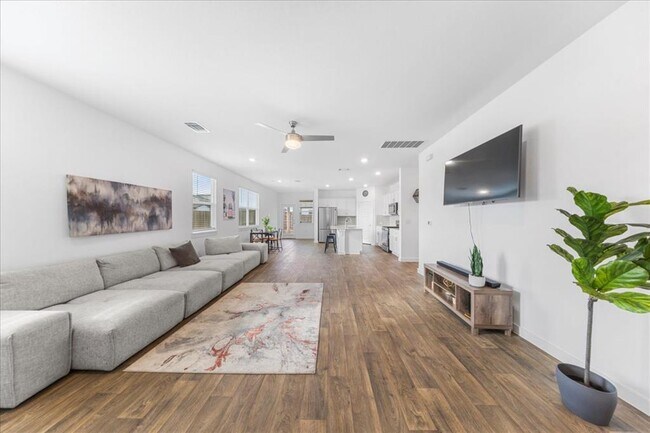 Building Photo - 3200 Egan Dr