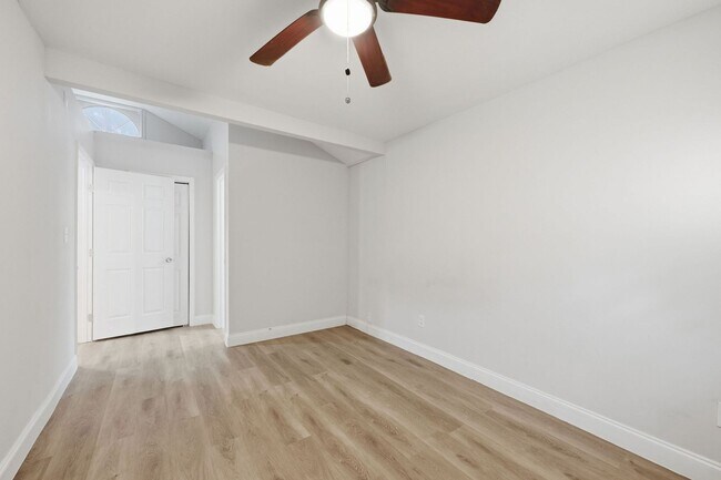 Foto del edificio - Completely Renovated 2BR/1BA Home on Extra-Large Lot in Jacksonville's Trout River Area***JANUARY...