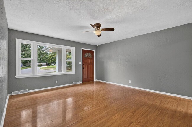 Foto del edificio - Newly Remodeled | 4 Bedroom | 1 Bathroom | Springfield MO!