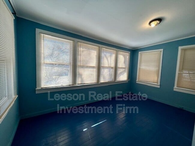 Building Photo - 533 Merrick St