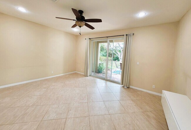 Foto del edificio - 2634 Webb Ave