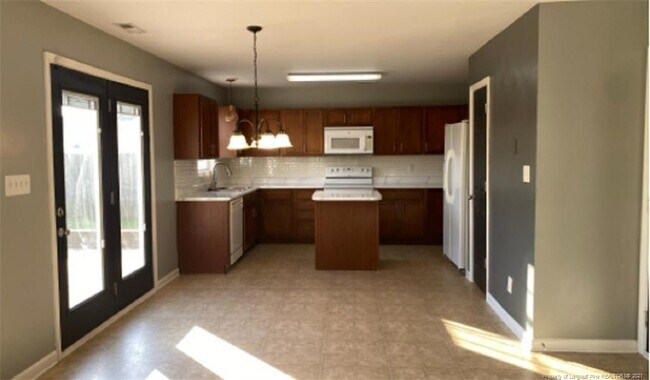 Building Photo - 960 Fairfield Cir