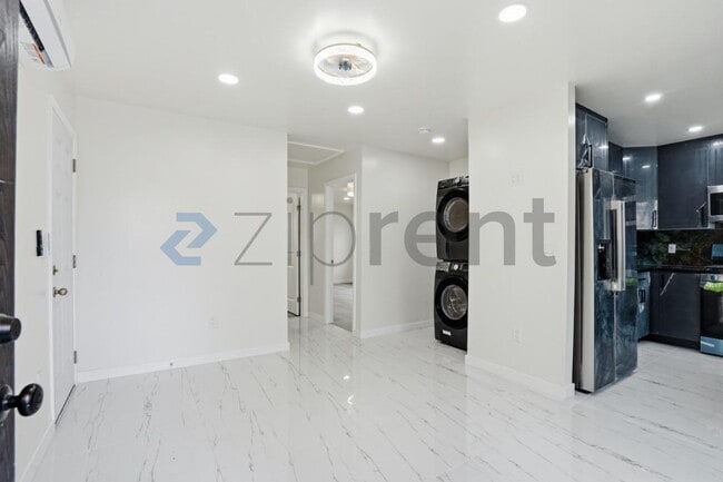 Building Photo - Unit