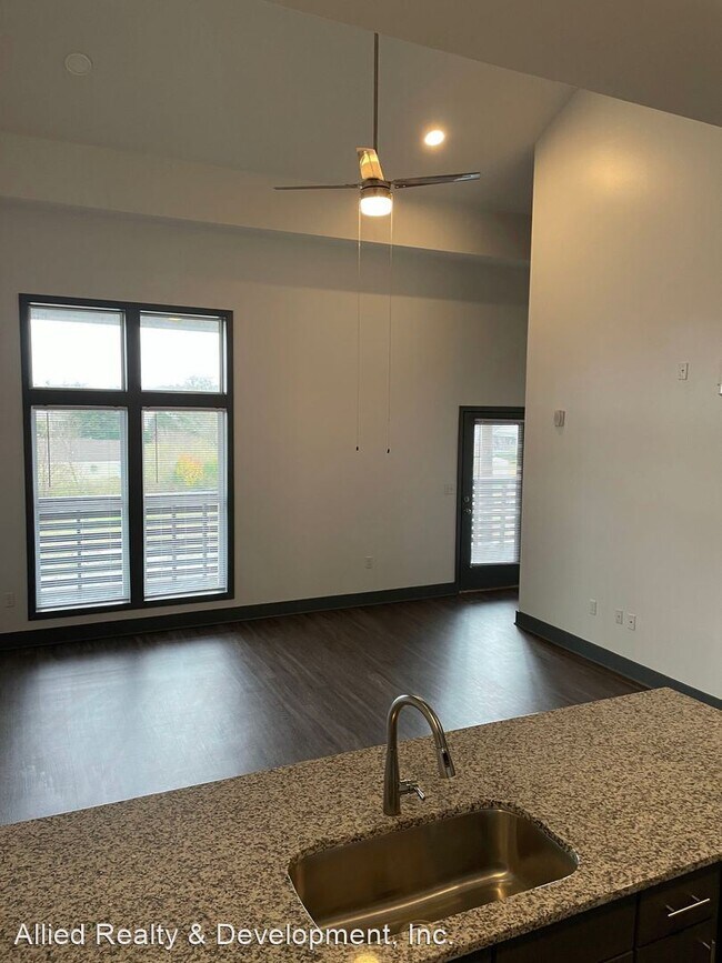 Building Photo - 2 br, 2 bath Apartment - 922 23rd Avenue East