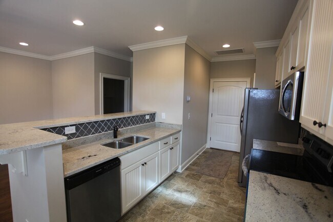 Foto del edificio - Runningvine Lane Available in July!