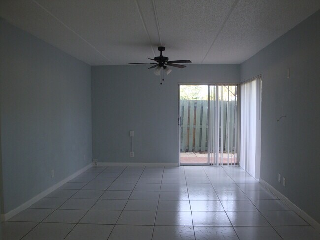 Building Photo - 1840 Fairview Villas Dr