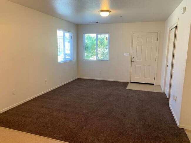 Building Photo - 2 Bed, 2 Bath condo available in NW Visalia!