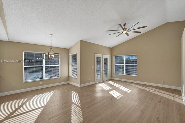 Foto del edificio - 9012 Lake Park Cir S