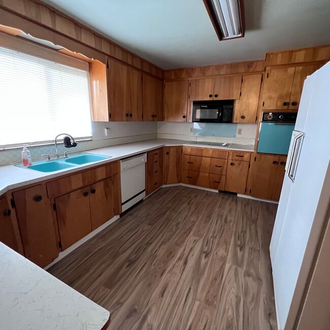Building Photo - Charming 3 Bedrooom home in quaint town of...
