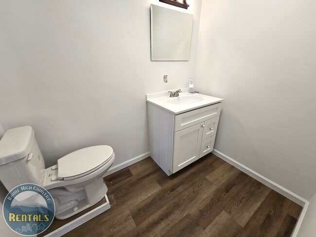 Building Photo - 3-Bed/1.5-Bath Duplex Unit Available - Close to Campus!