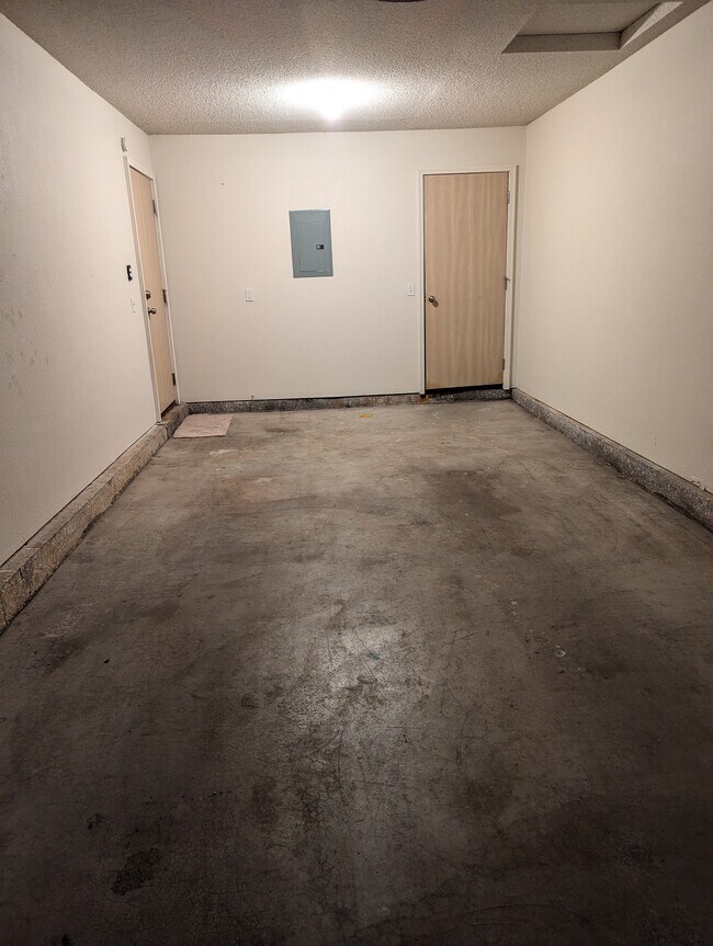 Cochera - 205 W Nicholas Dr