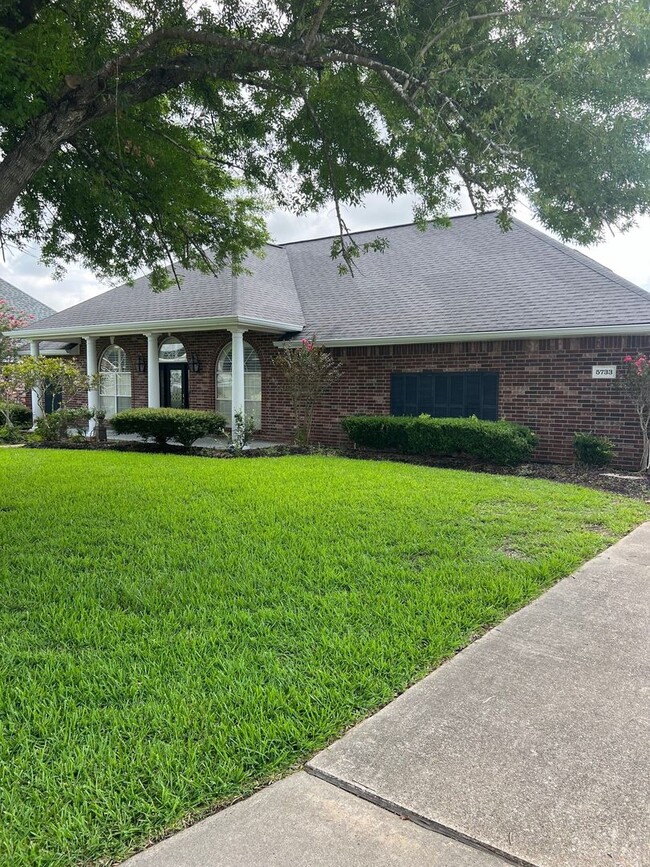 Building Photo - Stunning home for lease