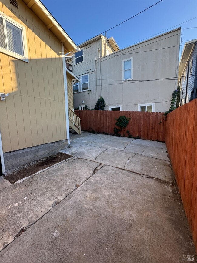 Building Photo - 637 Maine St