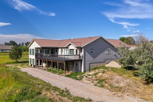 Foto del edificio - Spacious Furnished Home with Mountain Views and Room to Enjoy