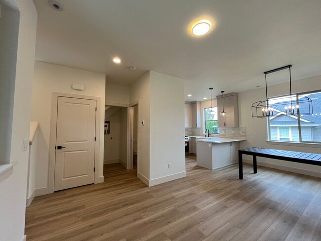 Building Photo - Modern Industrial Style Design 3Bd/1.5Ba w...