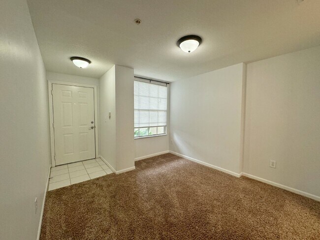 Building Photo - Las Palmas, one-bedroom first floor condo ...